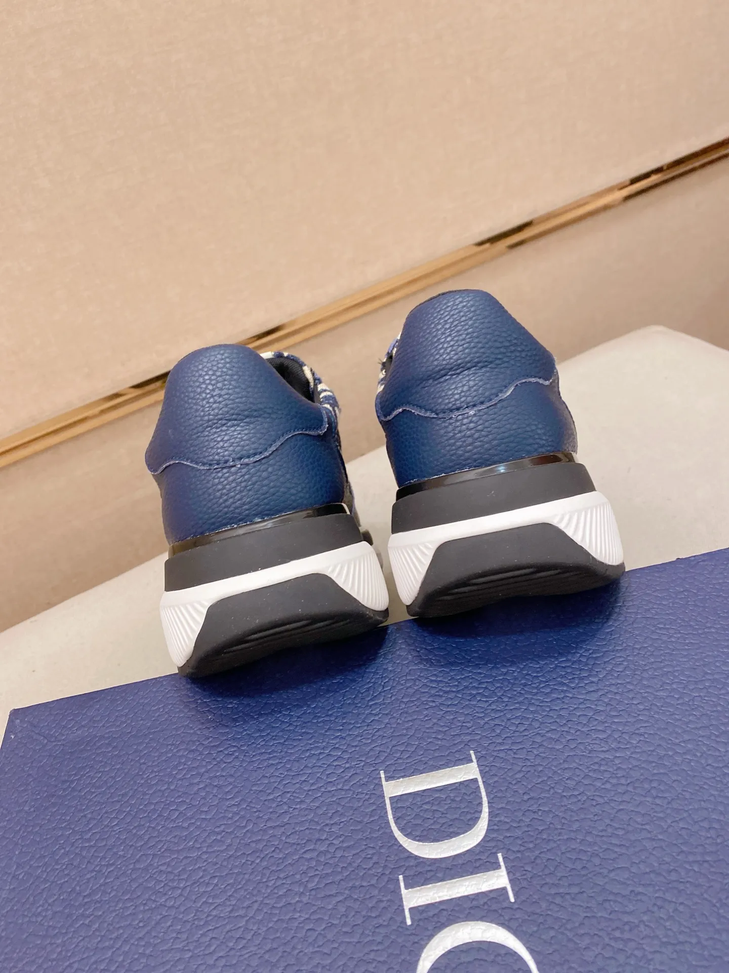 Men's shoes💰 462💰🇮🇹🇮🇹Dior d The new model is on sale at the same time at the counter. The upper 🇮🇹 is imported Italian first-layer cowhide, and the lining is fully imported sheepskin 💪💪. It is a complete 1⃣️ to 1⃣️ replica 🇮🇹💪💪, ⚠ Sole: The original sole is specially provided by the original factory. The exclusive movable molded sole is super comfortable. ⚠Original factory single goods, 🔍🔍high quality, you can enter and leave the counter at will, welcome to compare⚠. Code number:38-44